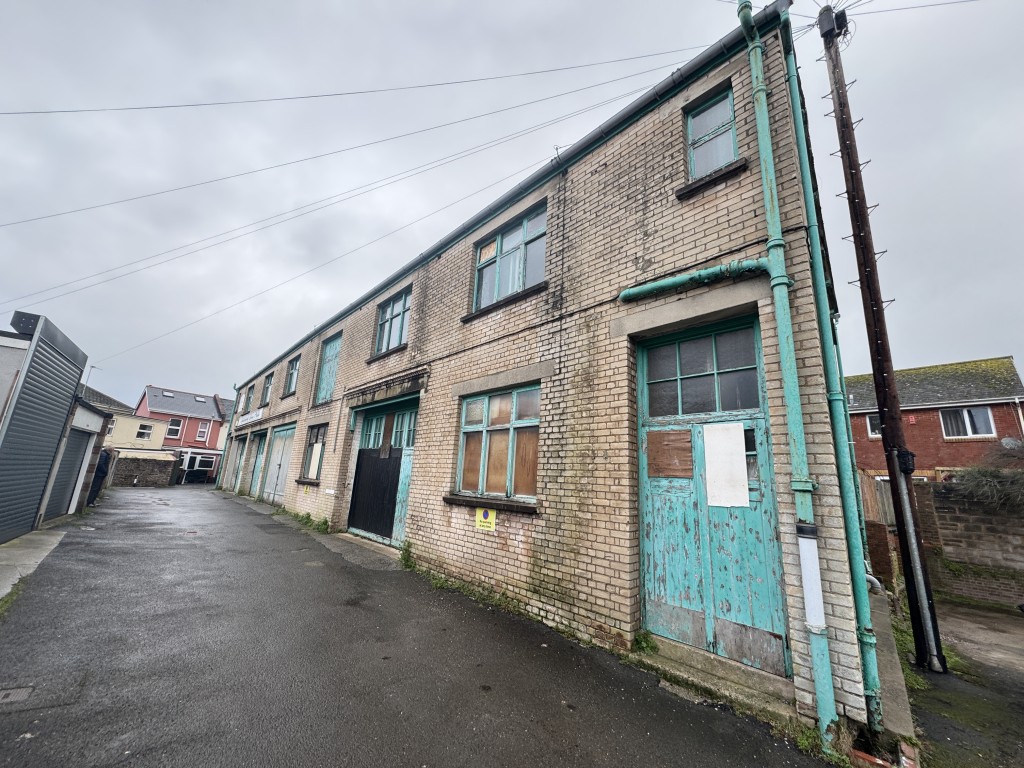 Lot: 150 - COMMERCIAL INVESTMENT WITH FURTHER LETTING POTENTIAL - Front of the property